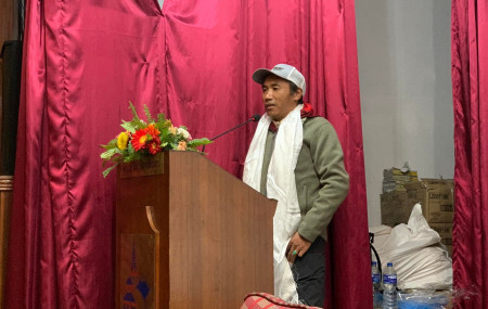मोगानको कार्यक्रमलाई सम्बोधन गर्दै किर्तिमानी आरोही कामिरिता शेर्पा ।